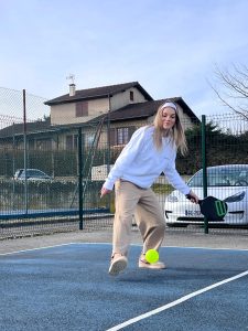 joueur en train de débuter au pickleball sur un terrain