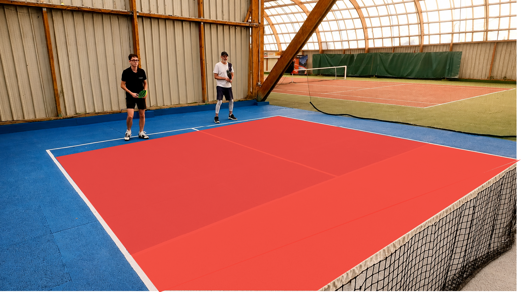 Grande zone attaquable quand les joueurs restent loin du filet au pickleball