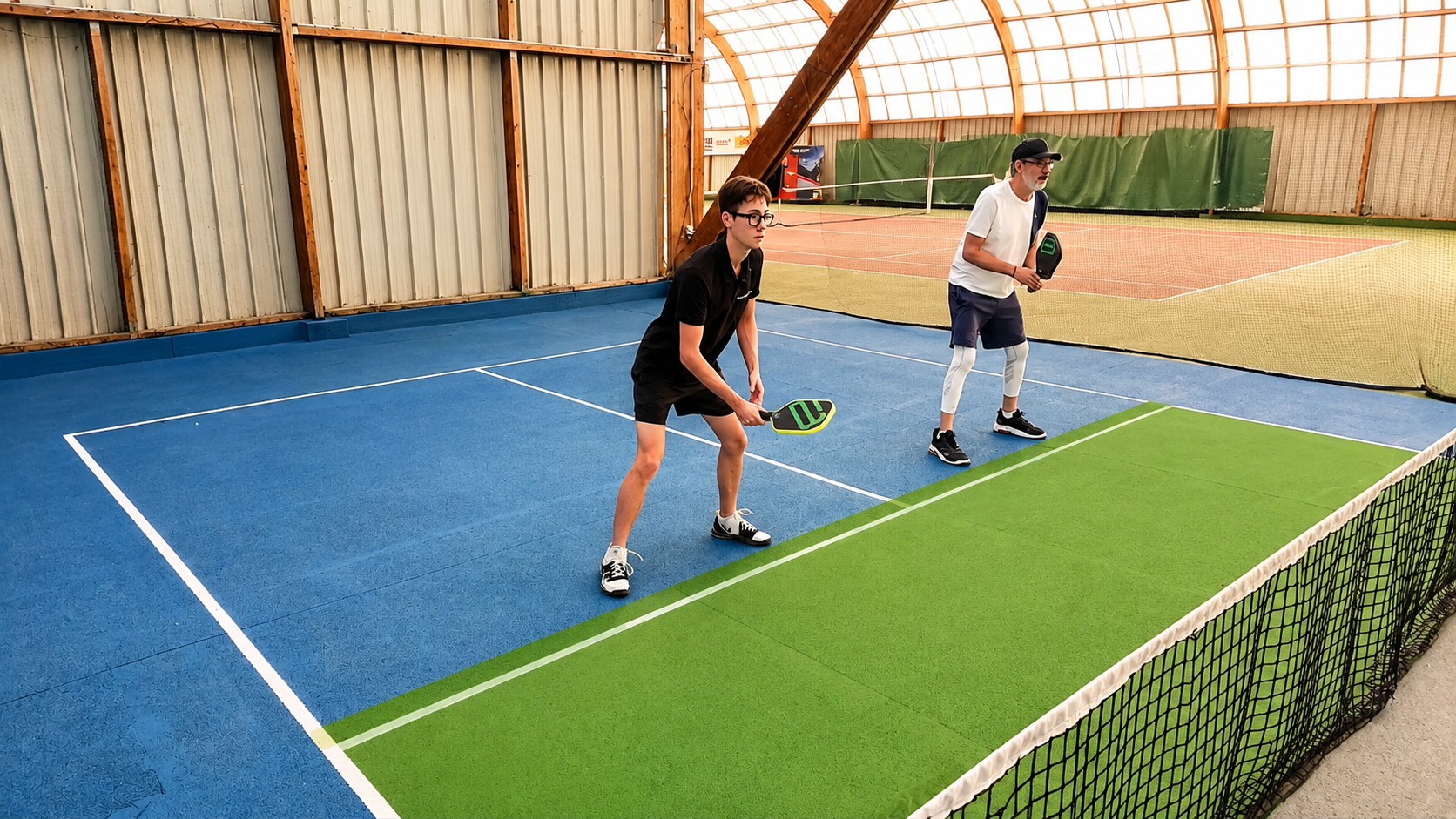 Joueurs proches de la cuisine avec une petite zone attaquable au pickleball