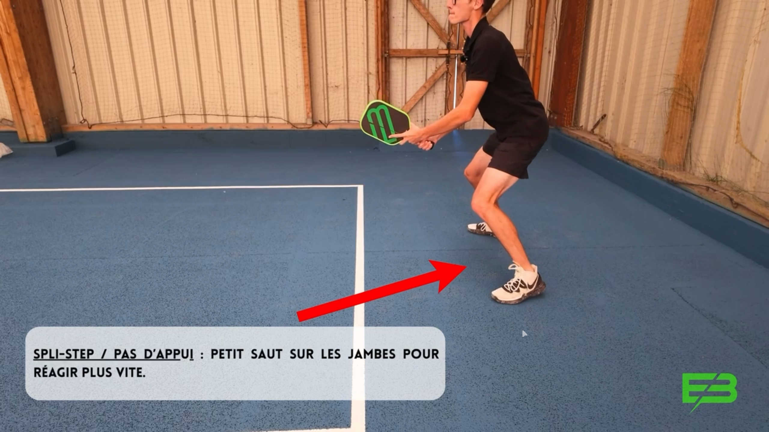 Split-step après le service au pickleball pour rester bien placé